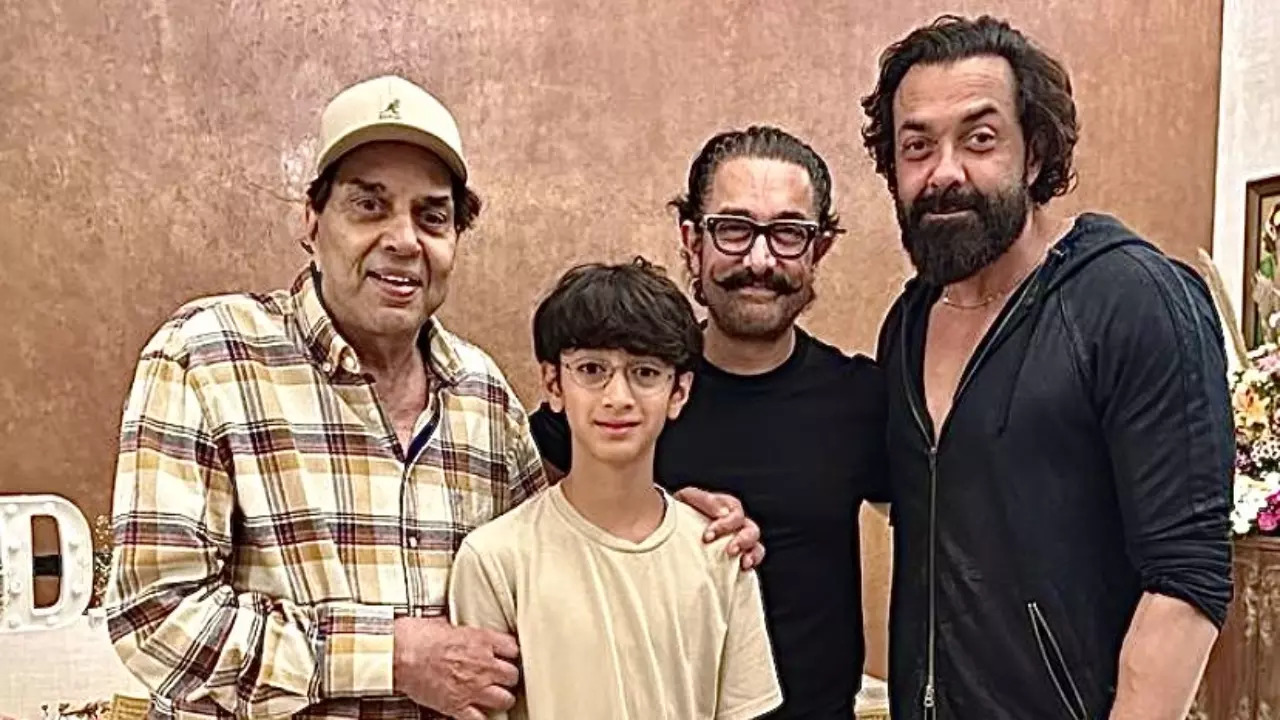 Yaadon ki Baaraat! Aamir Khan Meets Dharmendra, PICS Leave Internet Nostalgic