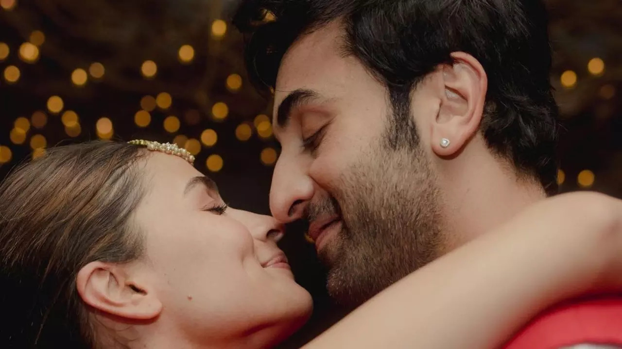 Wipe That off! Alia Bhatt REVEALS Ranbir Kapoor Does NOT Like Lipstick, Internet Screams 'TOXIC'