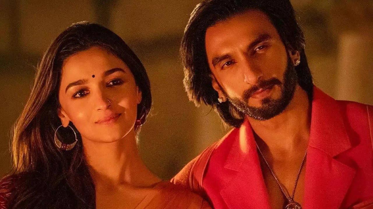 Ranveer Singh, Alia Bhatt's 'Rocky aur Rani Kii Prem Kahaani' enters Rs 300  crore club globally