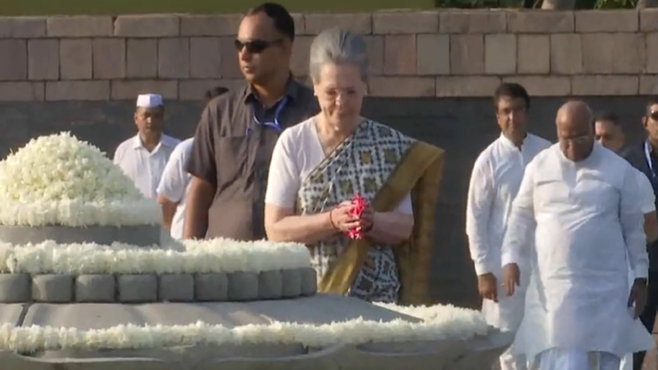 Sonia Gandhi, Priyanka Gandhi, Mallikarjun Kharge Pay Tribute To Rajiv Gandhi