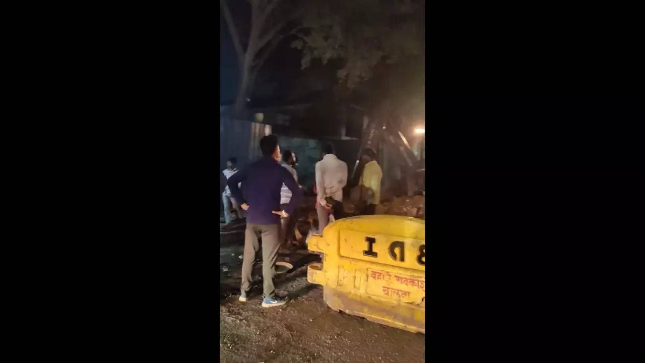 Mundhwa Chowk obstruction removal. (@RameshDGaikwad)