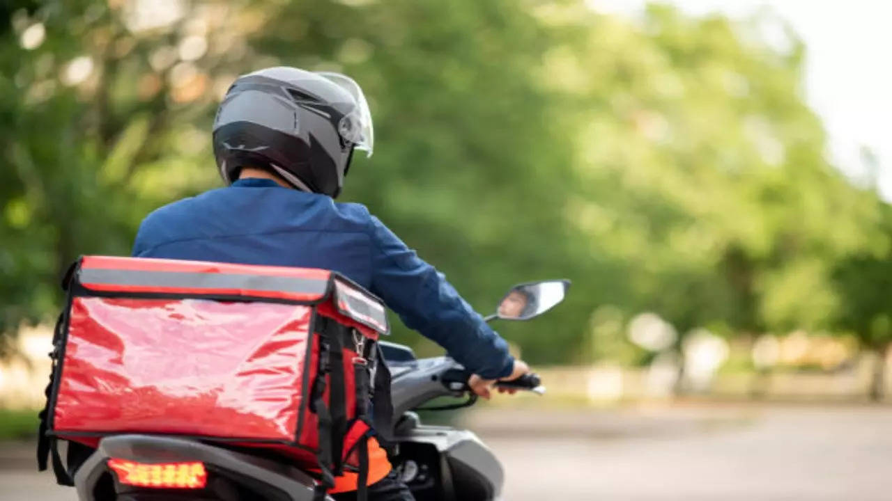 This Swiggy Delivery Boy Servers Food and Motivation with One Hand