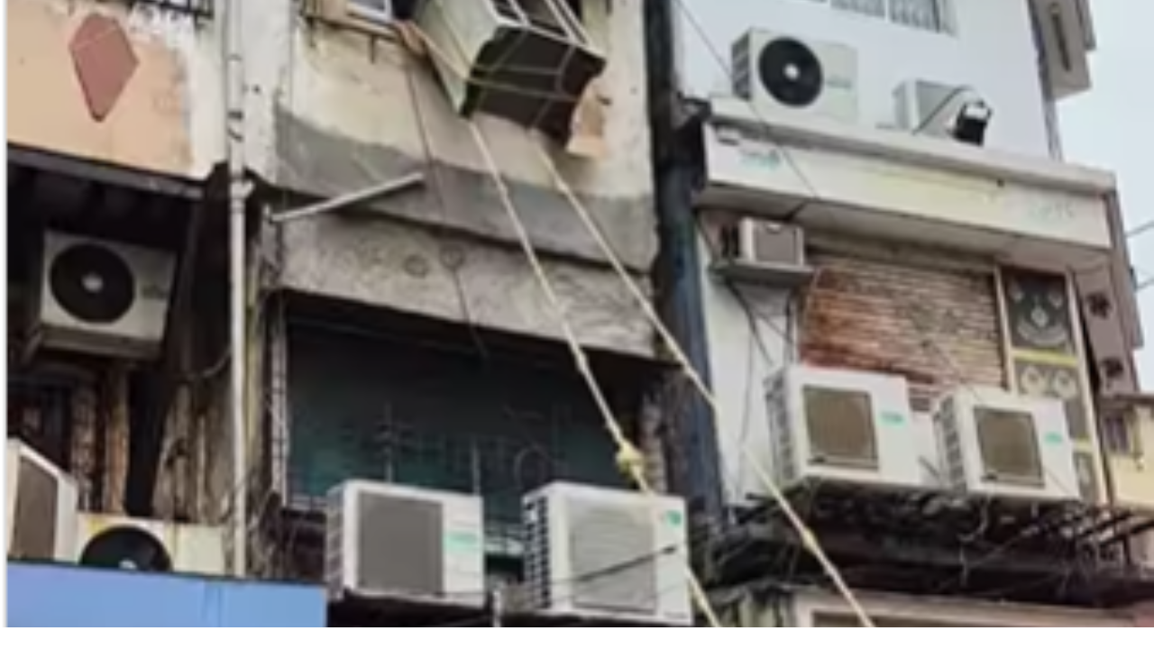 Viral Video: A team of people can be seen using ropes to lower the sizable furniture item from the upper level of the building.