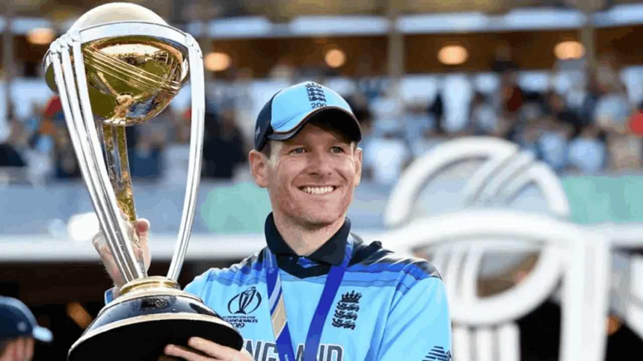 EOin Morgan 2019 WC trophy ECB