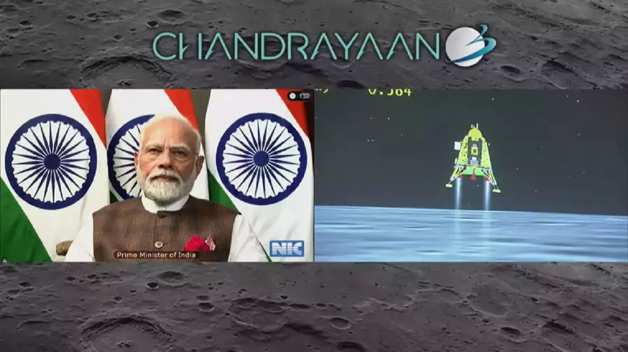 चांद्रयान-3 लँडिंग LIVE : चंद्रस्पर्श...भारताने रचला नवा इतिहास, Chandrayaan 3 चे चंद्रावर यशस्वी लँडिंग 