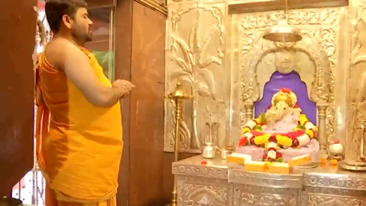 Prayer, Aarti Offered at Pune's Siddhivinayak Mandir For Successful lunar landing of Chandrayaan 3