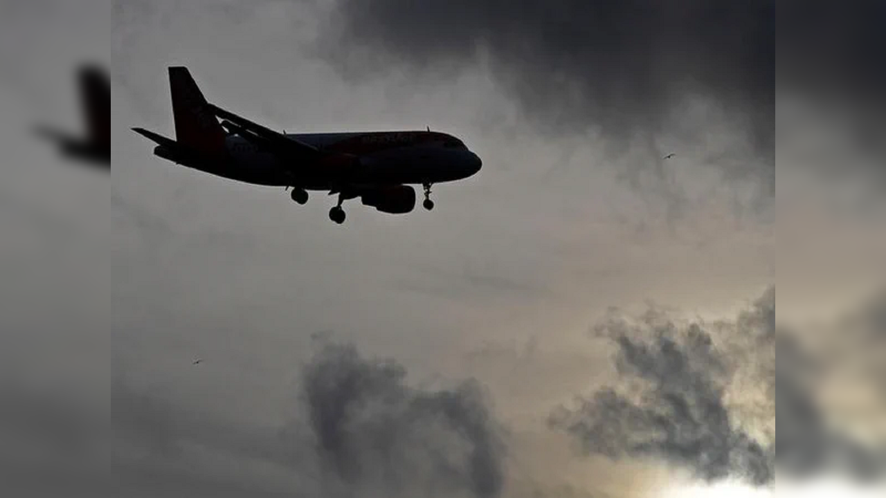 Major mishap averted at Delhi airport; Vistara planes get permission for take off, landing at same time