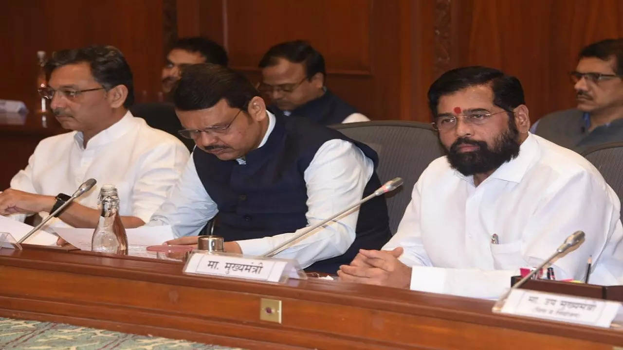 Latest Maharashtra Live News: Maratha Reservation : कायद्याच्या आधारावर टिकेल असं आरक्षण देणार, आंदोलकांवरील गुन्हे मागे घेण्याचे आदेश; 3 अधिकारी निलंबित