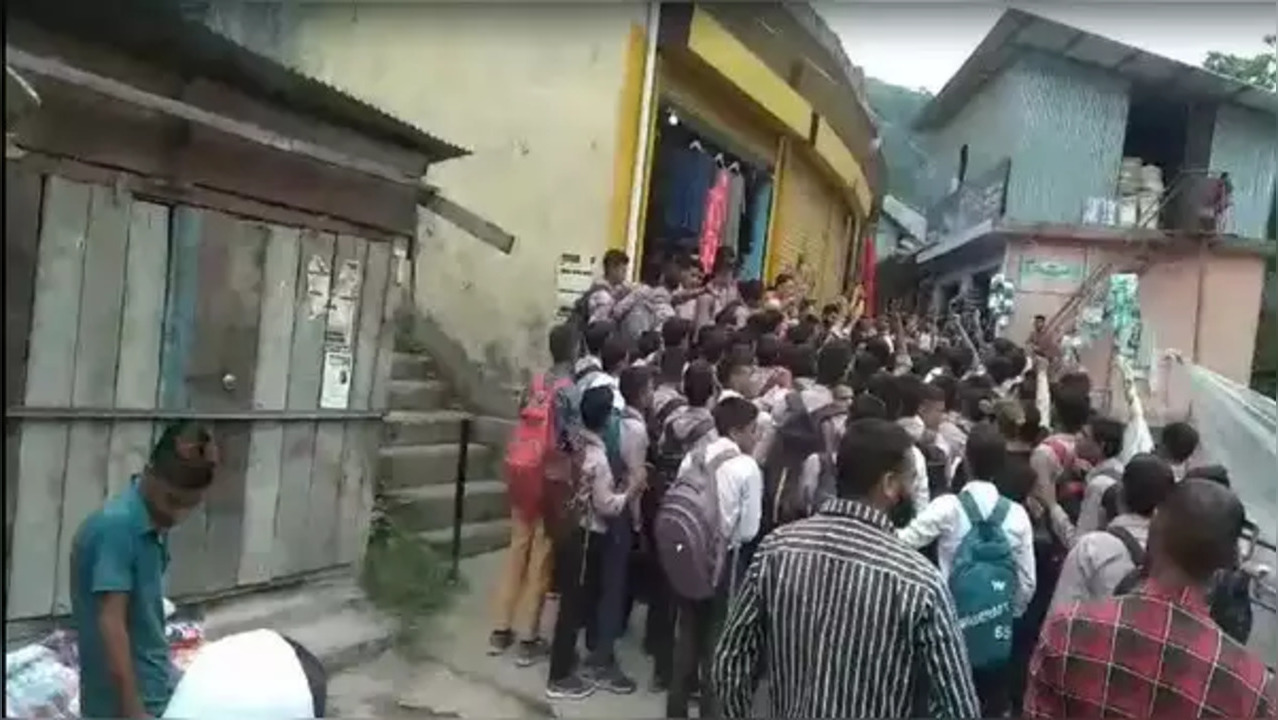 Protest In Bani area after a class 10 student beaten by teacher and principal for writing religious slogan in class (Photo: Screengrab/Times Now)