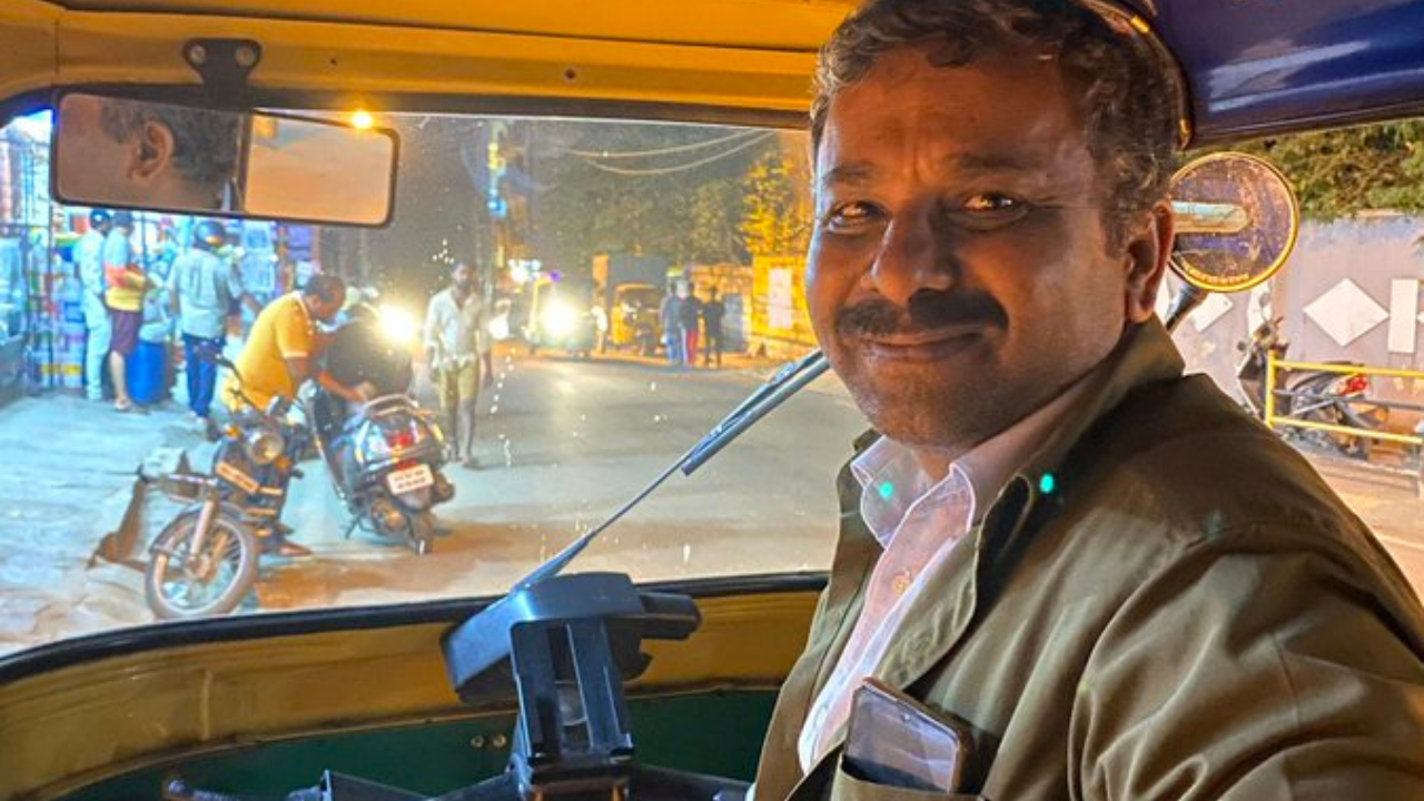 From Roads to Books: Bengaluru Auto Driver Resumes Studies After 37-Year Break