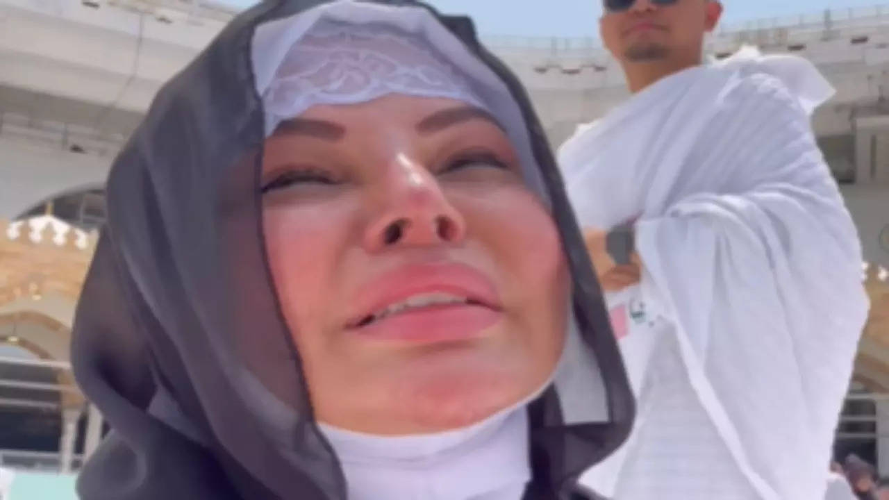 Rakhi Sawant Breaks Down In Tears While Performing Umrah At Mecca