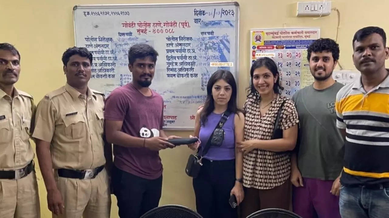 Mumbai Police officers pictured with the Apple iPad owner after successfully tracking it from Govandi Police Station. | Courtesy: Dushyant Hatti