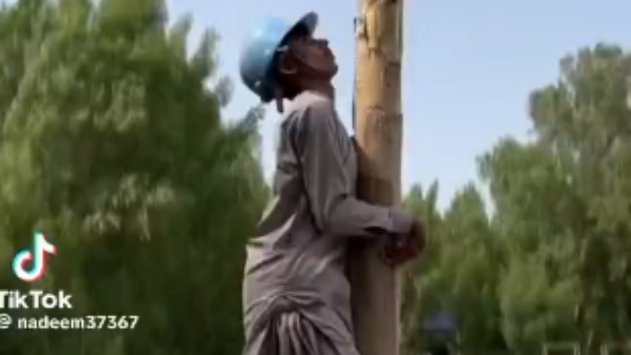 Pakistani viral video: The humor continues throughout the video, with the man attempting the mission playfully naming the astronaut on his way to the moon 'Naseem.'