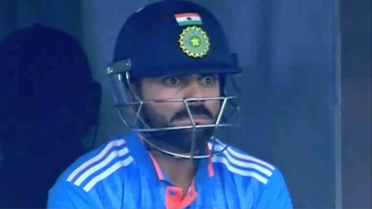 Virat Kohli's shell-shocked expression during Australia's innings sparks  meme fest on Twitter