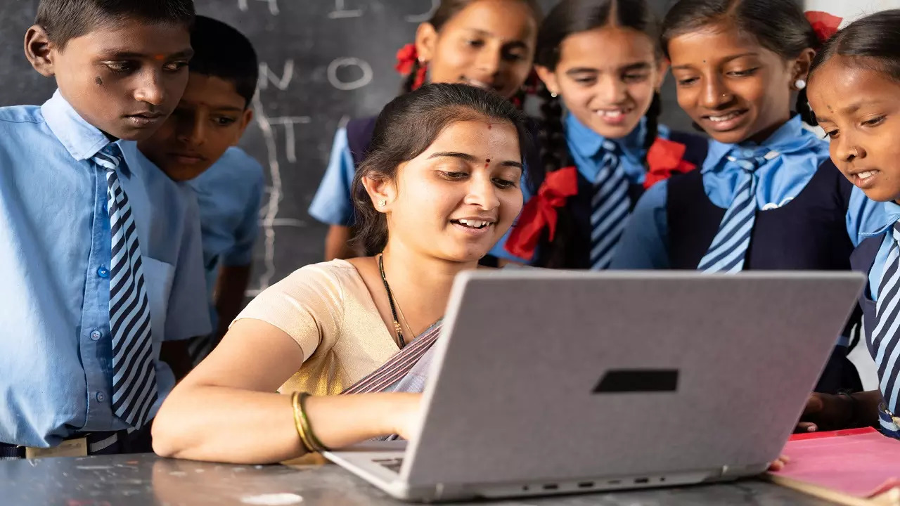 Madhya Pradesh: Teachers of a government school raise funds to set up smart classroom