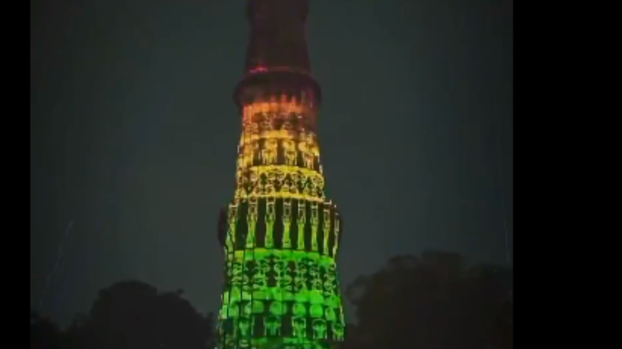 Viral video: An 'X' user shared the clip and wrote, 'BRILLIANT Laser Show at Qutab Minar, Delhi, भारत for G20 Summit.'