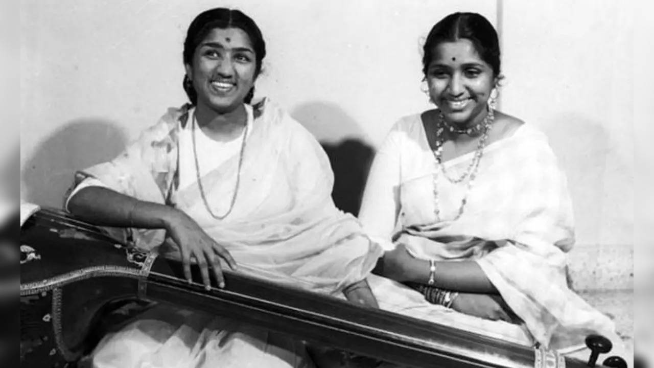 Lata Mangeshkar (L) and Asha Bhosle and their troubled relationship