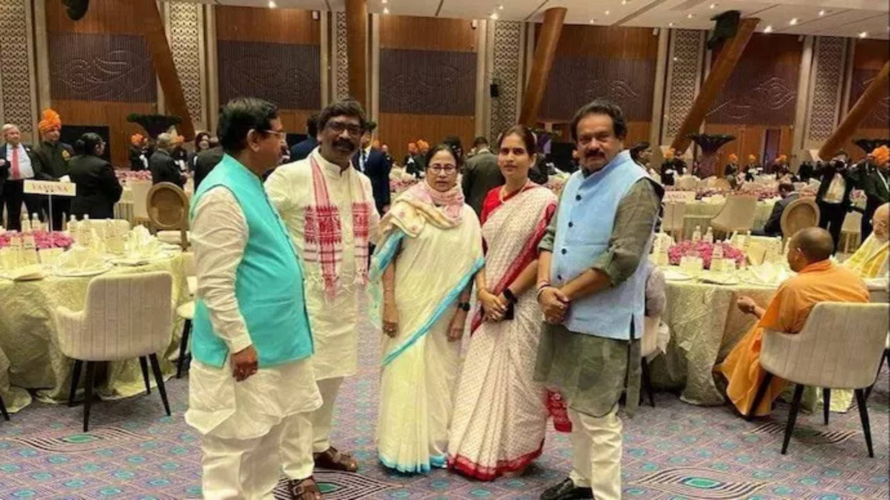 West Bengal Chief Minister Mamata Banerjee with her Jharkhand counterpart Hemant Soren at G20 dinner (Photo: Twitter)