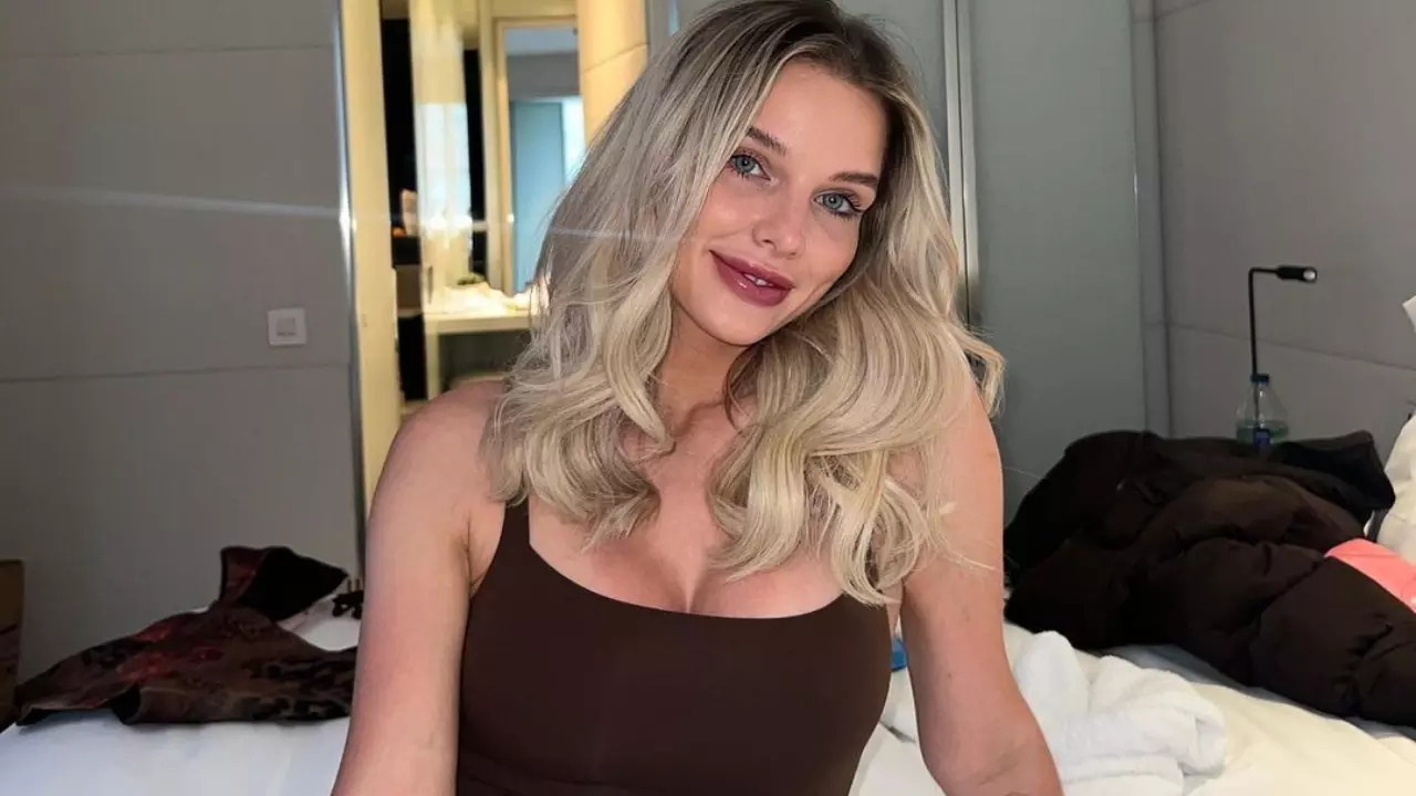 Helen Flanagan Gets Body-Shamed Over Racy Bedtime Pictures. Netizens Ask Why Do You Have To Dress Like That?