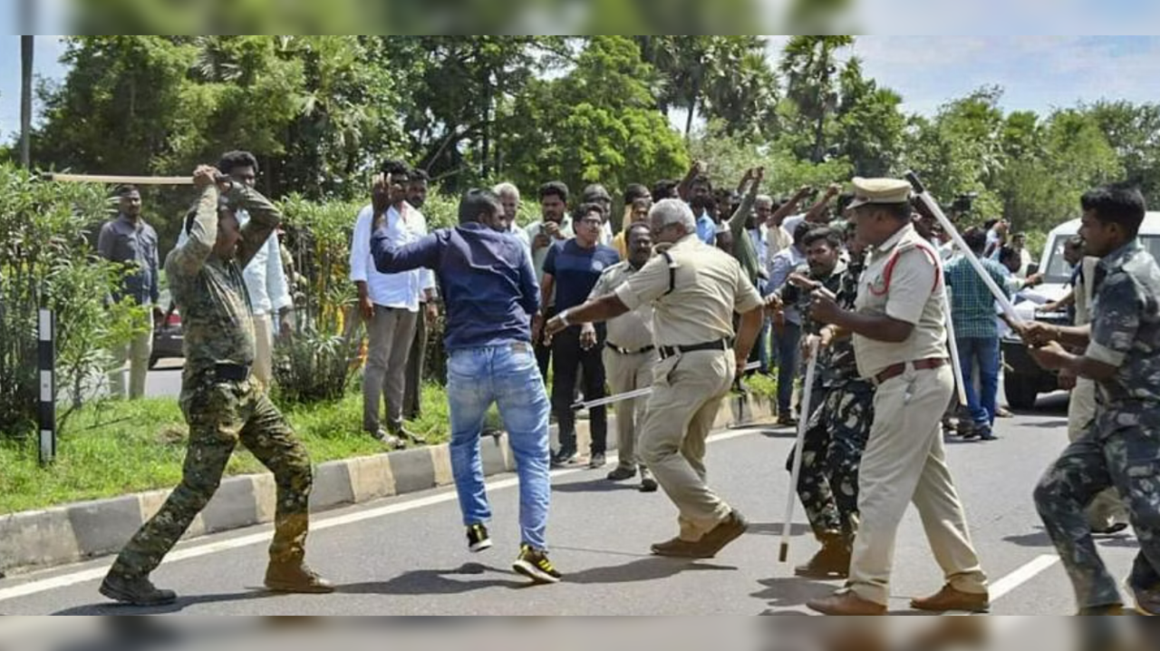 Police personnel lathi-charge Telugu Desam Party (TDP) supporters protesting against the arrest of TDP chief Chandrababu Naidu.(File | PTI)