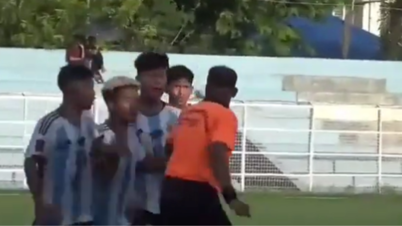 Referee And Players Broke Into Ugly Brawl In Football Match In India ...