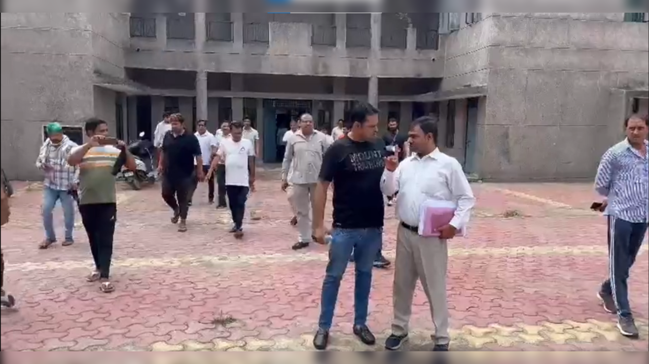 Ruckus as Noida Authority official reaches public meeting drunk, gets suspended