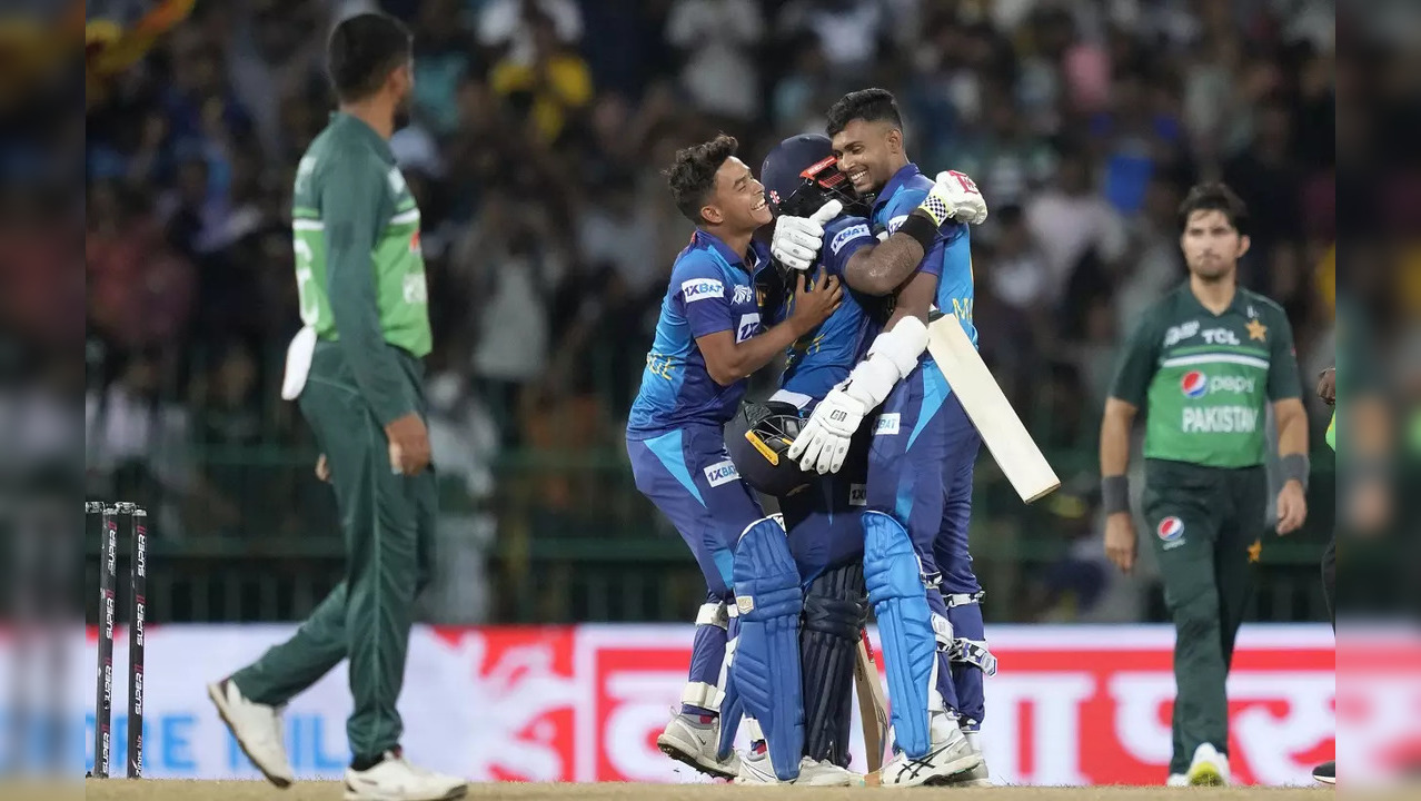 WATCH Charith Asalanka scores two runs off the final ball against Pakistan to take Sri Lanka into Asia Cup 2023 final