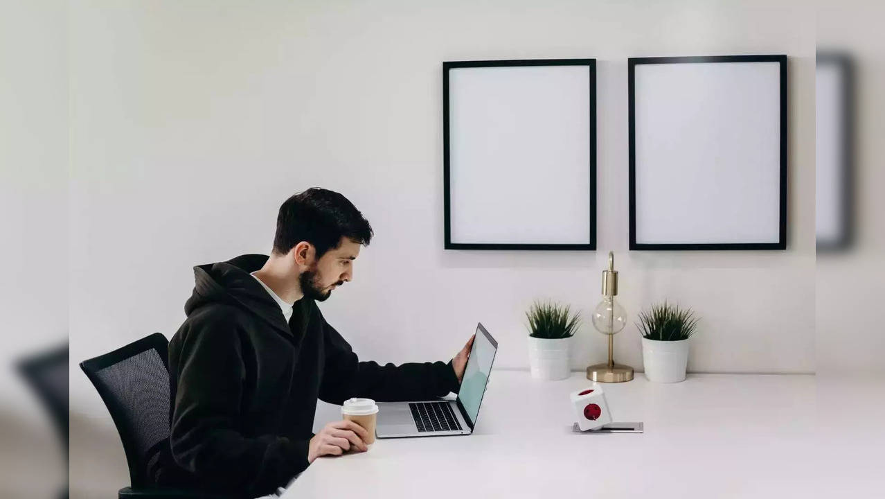 is it beneficial to stand instead of sitting for a long time while doing a desk job.