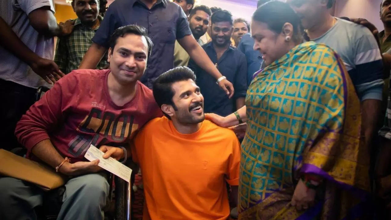 Vijay Deverakonda Donates Rs 1 Lakh Each To 100 Families From Kushi Fees