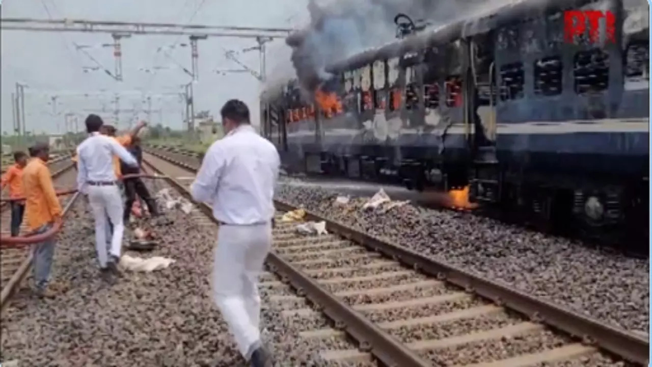 Major Fire Breaks Out in Dahod-Anand Train on Gujarat Route | Video