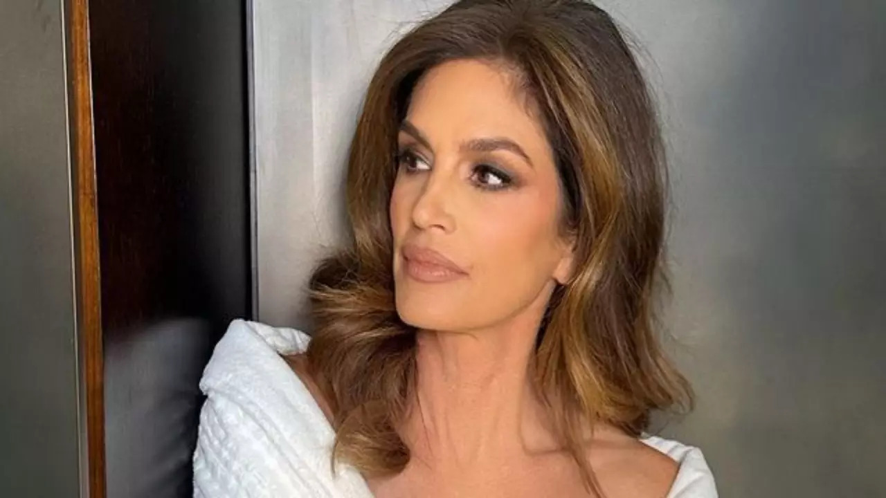 Cindy Crawford Reveals Her Dad Thought Modelling Was 'Another Name For Prostitution'