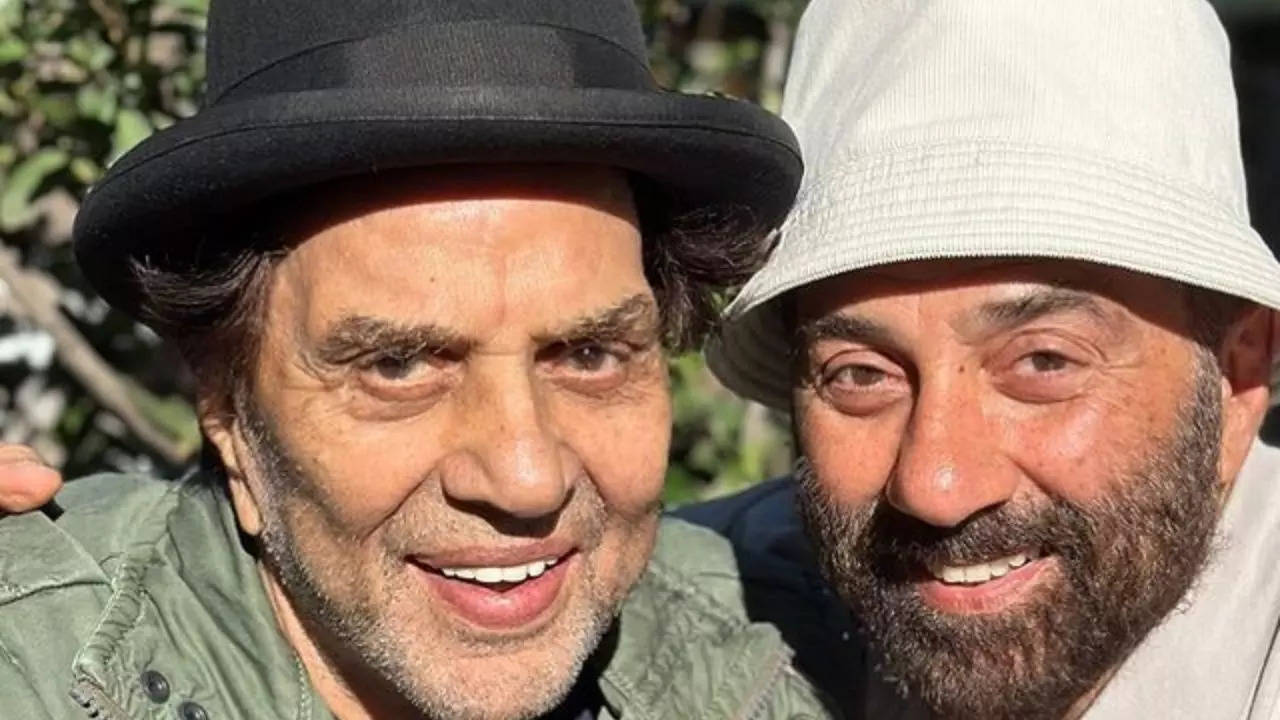 Sunny Deol Sends Love To Papa Dharmendra With An Adorable Post | Hindi  News, Times Now