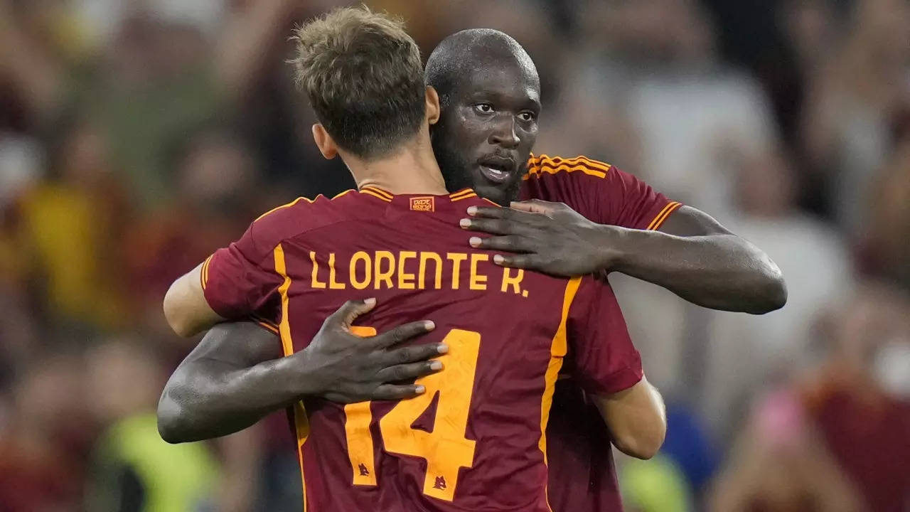 Torino, Italy. 24th Sep, 2023. Romelu Lukaku of As Roma celebrates after  scoring his team's first goal during the Serie A match beetween Torino Fc  and As Roma at Stadio Olimpico on