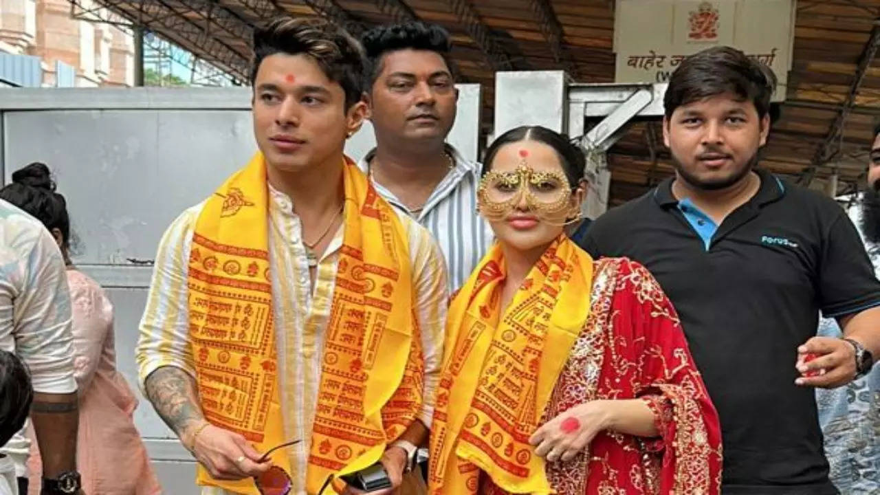 Urfi Javed and Pratik Sehajpal at Siddhivinayak temple.