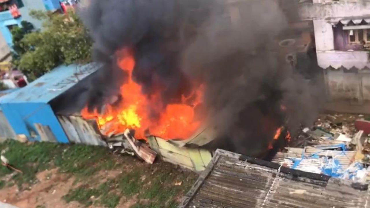 Massive Fire Breaks Out In Bengaluru's Chamrajpet Due To Cylinder Blast, 10 Shed Gutted | VIDEO