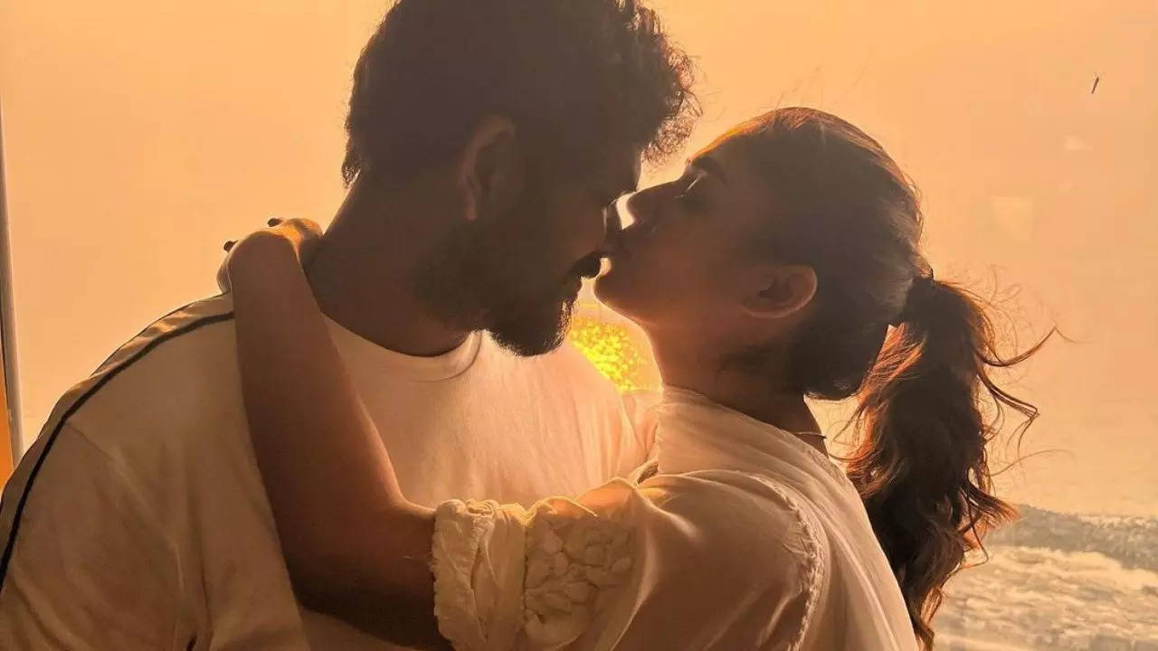 Nayanthara drops mushy pics with Vignesh