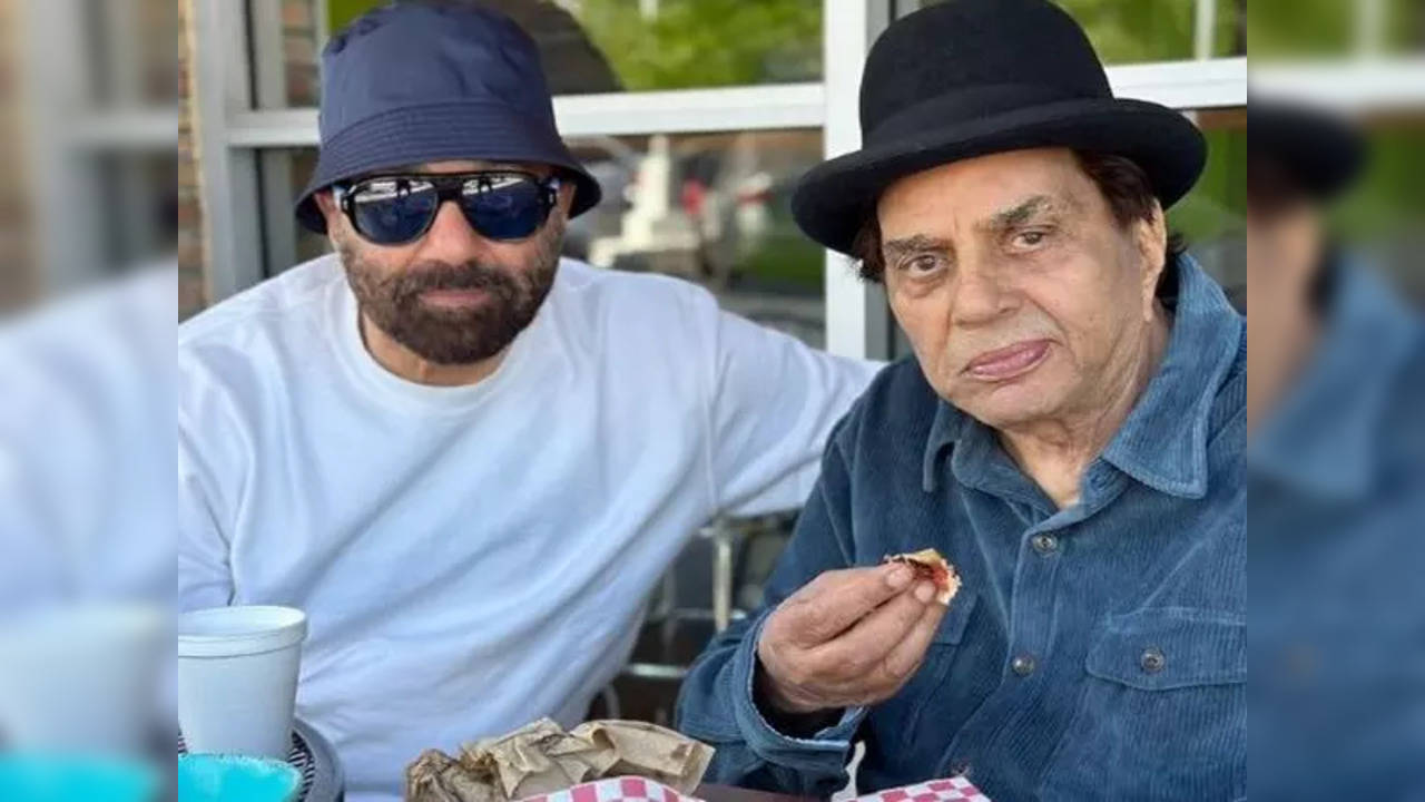 Sunny Deol Enjoys Pizza Date With 'Papa' Dharmendra. Bobby, Esha Are All Heart