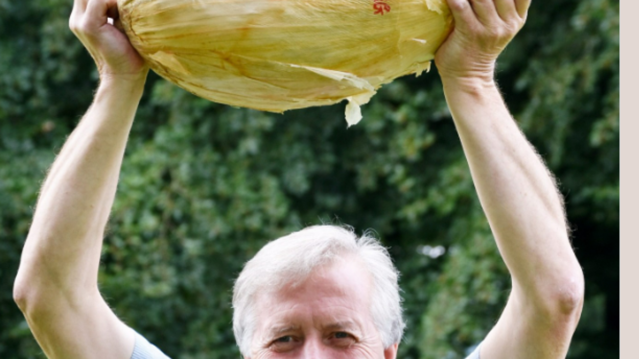 UK Man Grows Huge 8.97 Kg Onion, Netizens say "WoW"
