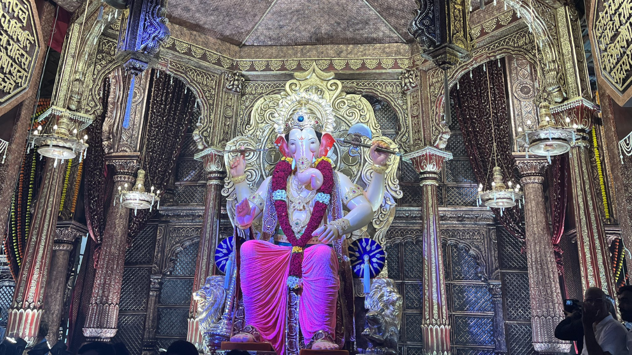 Lalbaugcha Raja Darshan 