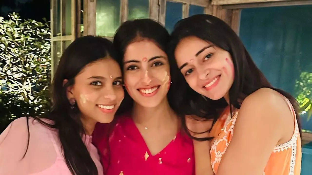 Suhana looks stunning as she participates in Ganpati Visarjan with Ananya, Navya