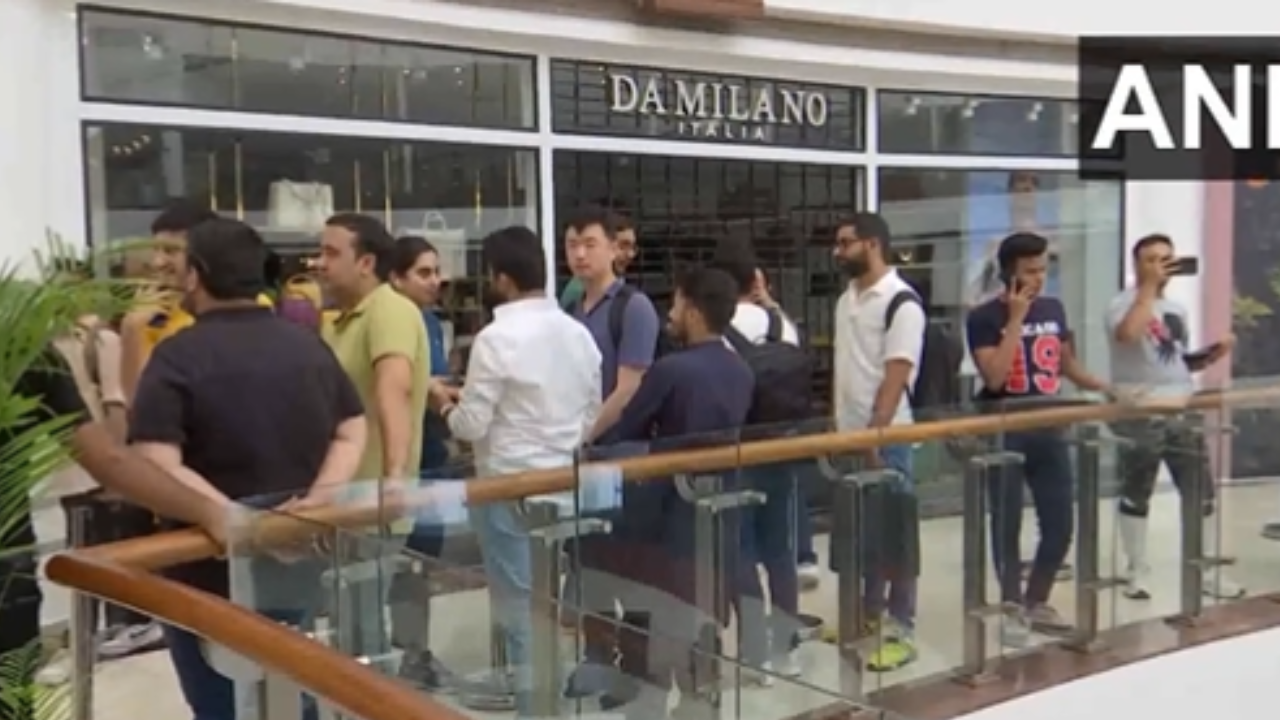 Huge Crowd At Apple Saket