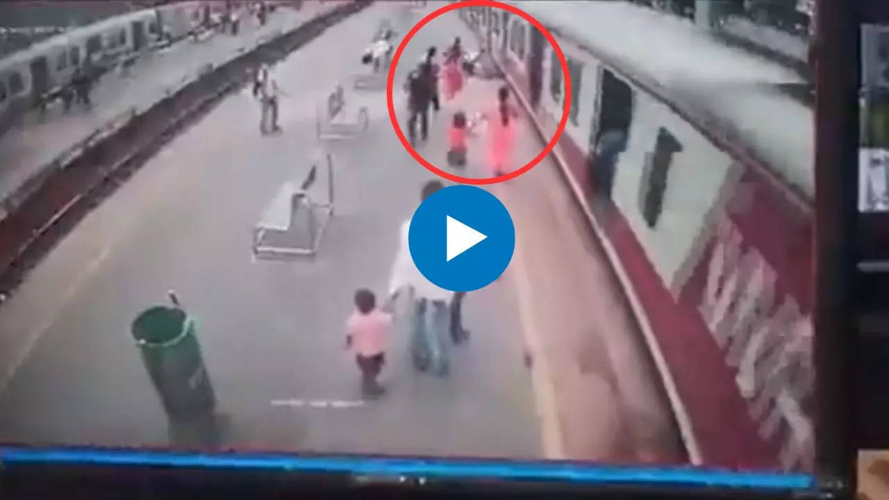 Mumbai Local Viral Video