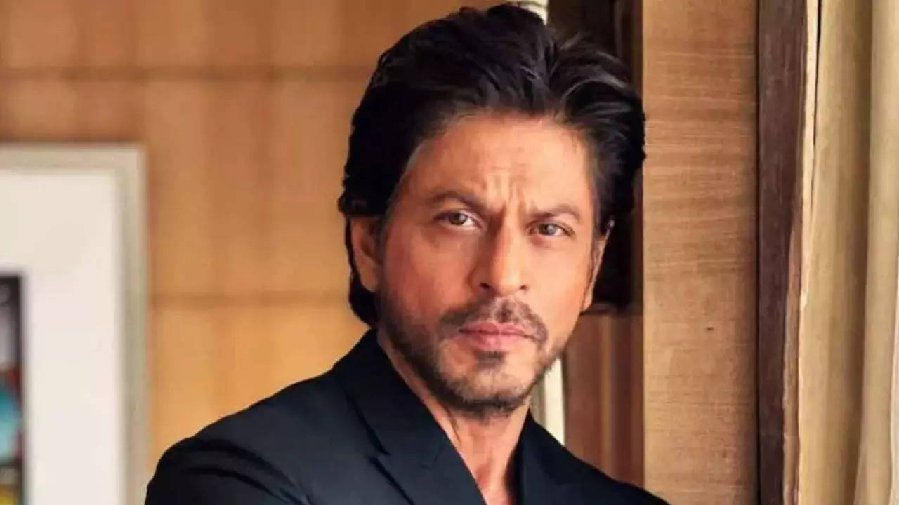 Jawan Ki Party Pathaan Ke Ghar! SRK's SAVAGE Reply To Fan Asking About Film's Rs 1000 Crore Celebration