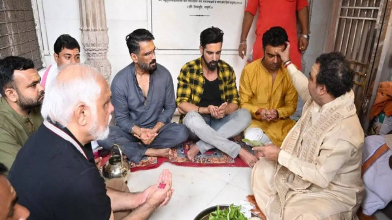 Suniel Shetty Visits Kashi Vishwanath Temple (Image Credit: ANI)