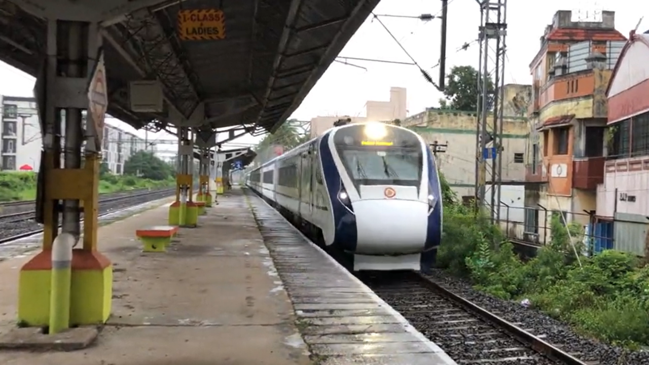 Vande Bharat Express trial run crosses Pazhavanthangal, Chennai on its way to Tirunelveli!