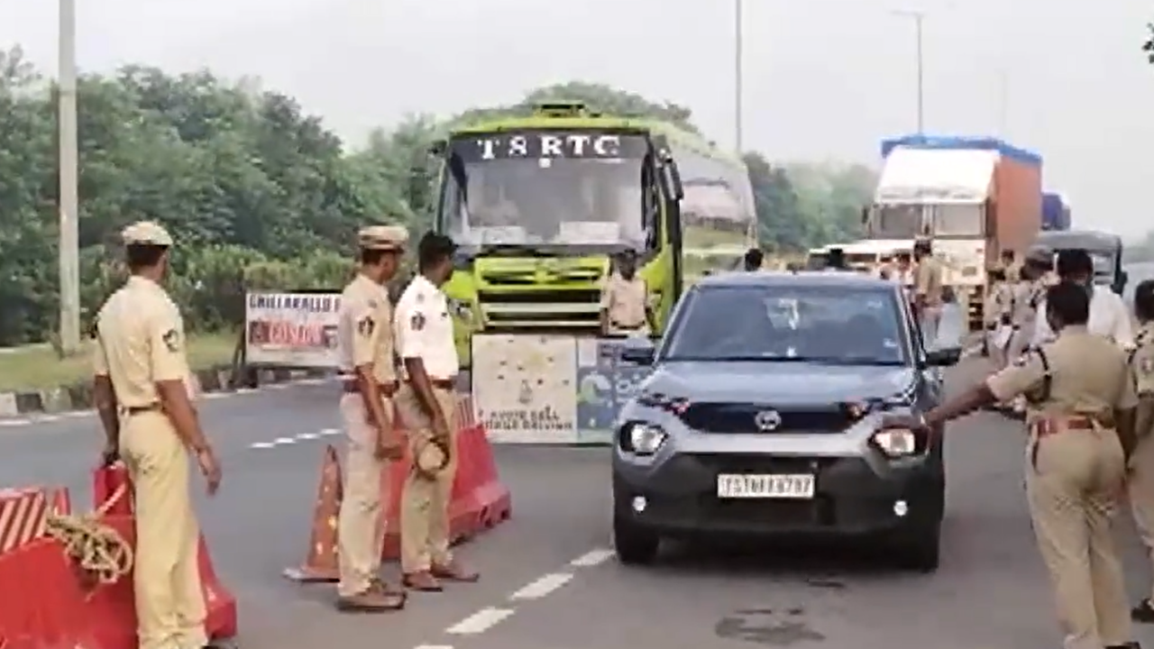 Barricading & checking underway by Andhra Pradesh Police near the Andhra-Telangana border in view of the 'Chalo Rajahmundry' call given by Hyderabad IT employees