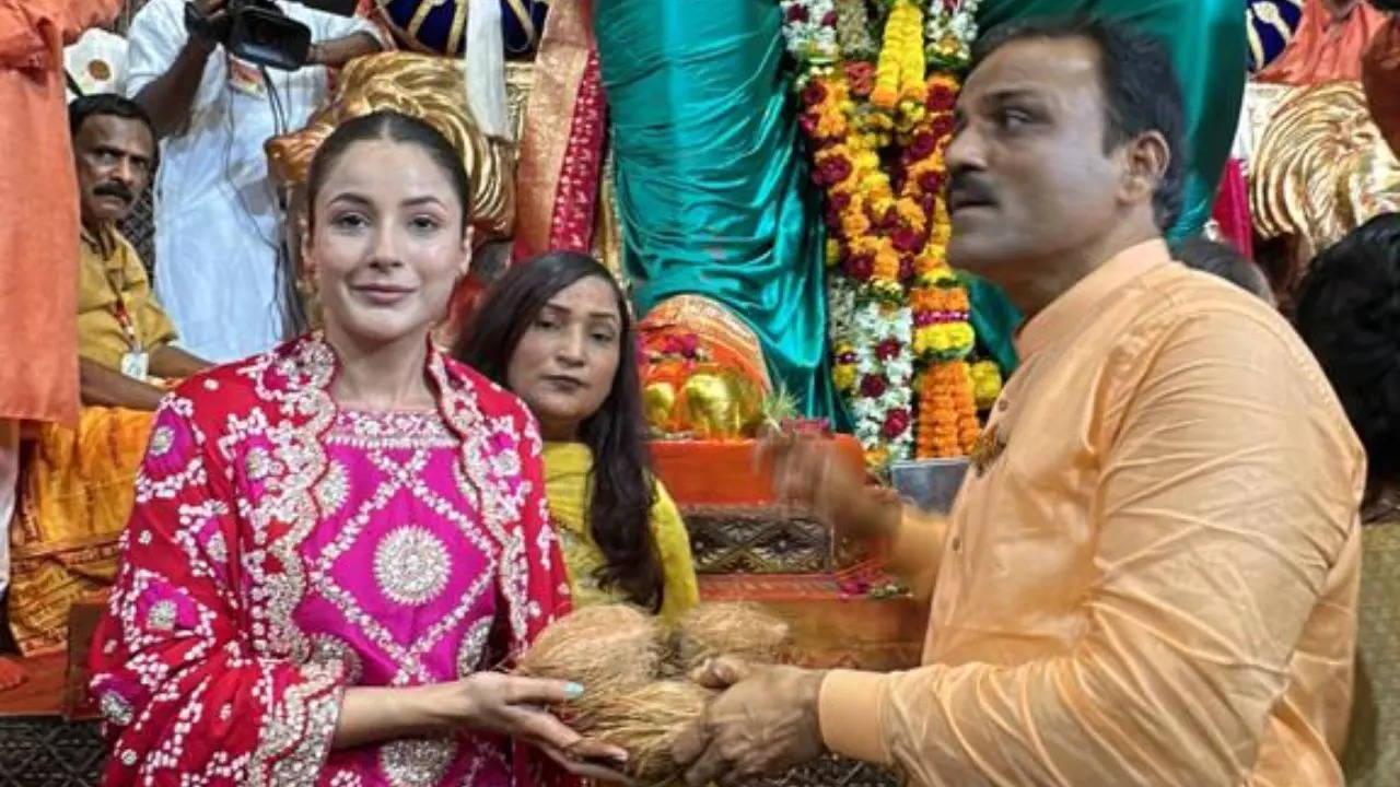 Shehnaaz Gill Seeks Blessings From Ganpati Bappa At Lalbaugcha Raja