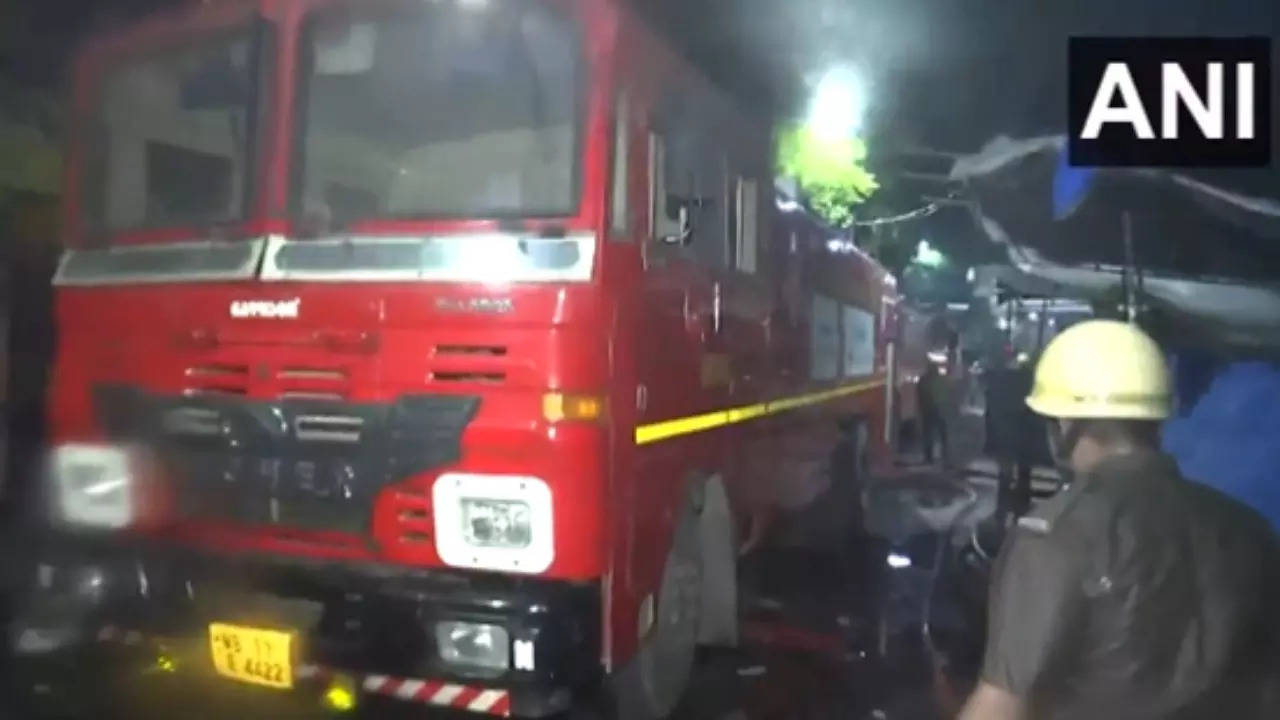 Massive Fire Breaks Out at Electronic Shop in Kolkata | VIDEO