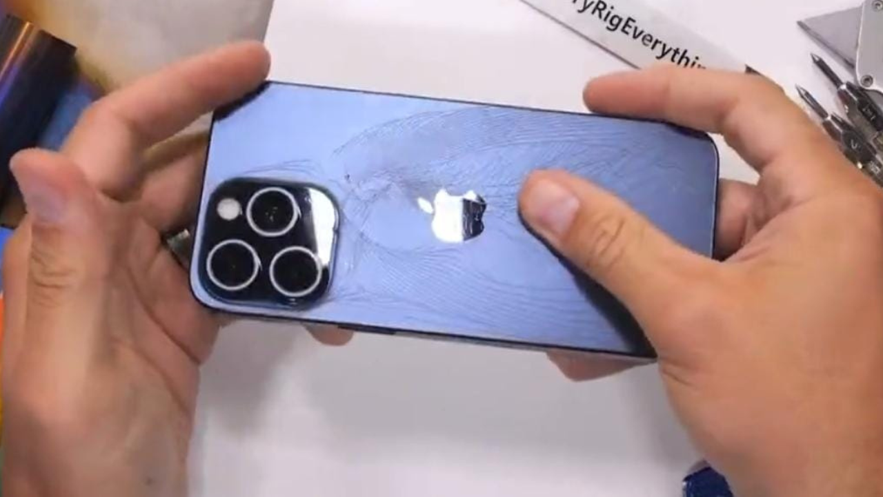 'iPhone 15 BREAKING EASILY': Users Share Concerns About Phone's Durability, Post Videos