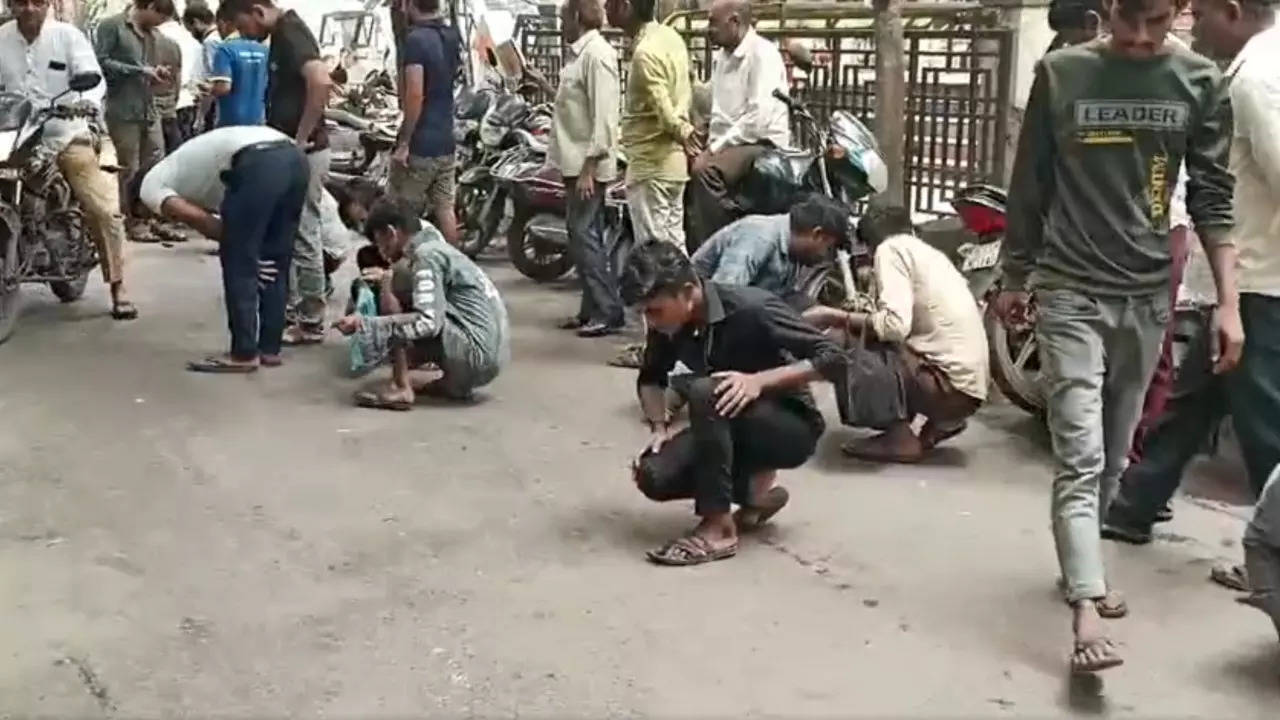 Pedestrians search for diamonds on the streets of Varachha market in Surat. | Screenshot: Prutha Paghadal via X